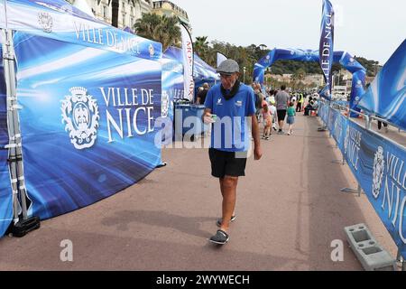 © Francois Glories/MAXPPP - 03 - 07/04/2024 Dominique ECHE (Trainer mehrerer Generationen von Athleten bei Nizza Côte d'Azur Athlétisme, in seinem 70. Jahr), mit seinem Freund René Steno (in seinem 73. Jahr, nach 3 Herzinfarkten), steigen von der mythischen weißen Bank (Heimat des täglichen Lauftrainings) in der Mitte der Promenade des Anglais, um an der 5-Tage-Kategorie der „No Finish Line Nizza“ teilzunehmen (Joggen oder Walken auf einer Strecke, die rund um die Uhr für 5 Tage geöffnet ist. 1 km Strecke = 1 EUR Spende für Projekte für benachteiligte Kinder) in Nizza, Französisch RivieraParticulular clement Temperieren auf der W Stockfoto