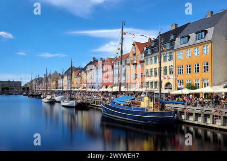 Boote und farbenfrohe Gebäude im Hafen von Nyhavn (oder neuer Hafen), Kopenhagen, Dänemark Stockfoto
