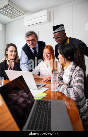 Geschäftstreffen zwischen Geschäftspartnern, ethnische Gruppen unterschiedlicher Altersgruppen, vertikales Foto. Stockfoto