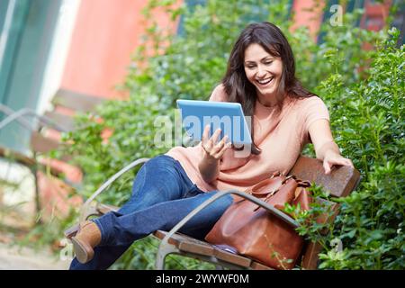 35 Frau mit Tablet im Park. Donostia. San Sebastian. Gipuzkoa. Baskenland - Spanien. Stockfoto