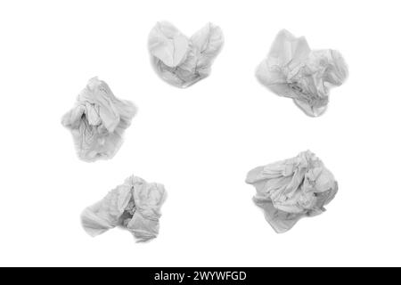 Satz zerknittertes Tissuepapier. Verwendetes geschraubtes Papiergewebe, isoliert auf weißem Hintergrund. Körperhygiene Stockfoto