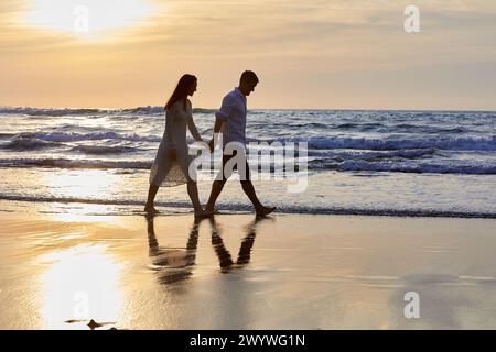 Paare laufen am Strand, Itzurun Beach, Zumaia, Gipuzkoa, Baskenland, Spanien, Europa. Stockfoto