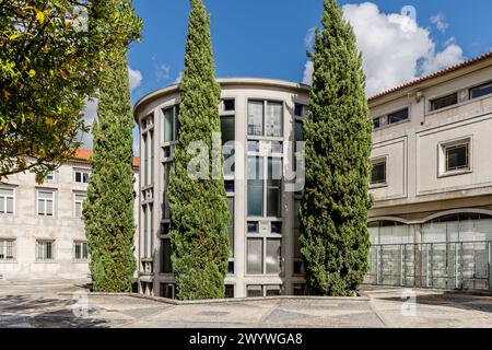 Vila Nova de Famalicao, Braga, Portugal - 22. Oktober 2020: Architekturdetail des Rathauses im historischen Stadtzentrum an einem Herbsttag Stockfoto