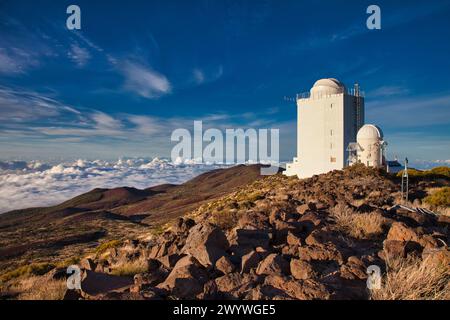 Neues Sonnenteleskop GREGOR, Observatorio del Teide (OT), Astronomisches Observatorium, Nationalpark Las Cañadas del Teide, Teneriffa, Kanarische Inseln, Spanien. GREGOR ist das neue 1,5-m-Sonnenteleskop, das derzeit auf Teneriffa, Spanien, vom deutschen Konsortium des Kiepenheuer-Instituts für Sonnenphysik, dem Leibniz-Institut für Astrophysik Potsdam, dem Institut für Astrophysik Göttingen, dem Max-Planck-Institut für Sonnensystemforschung und weiteren internationalen Partnern montiert wird. Das Teleskop ist für hochpräzise Messungen des Magnetfeldes und der Gasbewegung im Photospher konzipiert Stockfoto