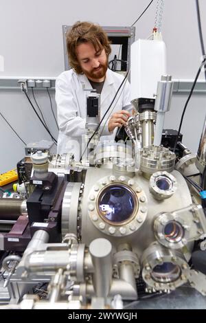 Forschung zur Erforschung der Gesetze von Magnetismus, Optik und Elektronik auf der Skala von Atomen und Molekülen. Tieftemperatur-Scanning-Probe-Mikroskopie zur Untersuchung der grundlegenden Quantenphänomene hinter dem makroskopischen Verhalten der Materie und zur Manipulation ihrer grundlegenden atomaren Komponenten. Rastertunnelmikroskop zur Messung der elektronischen, mechanischen und optischen Eigenschaften auf atomarer Skala. Nanotechnologie. Labor. CIC nanoGUNE Nano Science kooperatives Forschungszentrum. Donostia. San Sebastian. Gipuzkoa. Baskenland. Spanien. Stockfoto