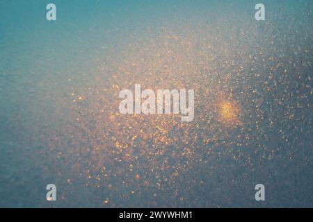 Frost auf dem Glas. Schöne frostige Muster. Winterhintergrund. Eisstruktur. Stockfoto