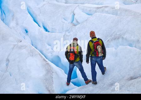 Mini-Trekking. Spazieren Sie auf dem Gletscher mit Steigeisen. Perito Moreno Gletscher. Nationalpark Los Glaciares. In der Nähe von El Calafate. Provinz Santa Cruz. Patagonien. Argentinien. Stockfoto