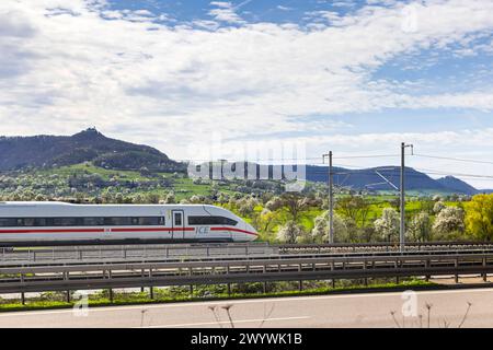 Neubaustrecke der Bahn von Wendlingen nach Ulm. Streckenabschnitt bei Kirchheim unter Teck mit ICE. // 06.04.2024: Kirchheim unter Teck, Baden-Württemberg, Deutschland, Europa *** Neubaustrecke von Wendlingen nach Ulm bei Kirchheim unter Teck mit ICE 06 04 2024 Kirchheim unter Teck, Baden-Württemberg, Deutschland, Europa Stockfoto