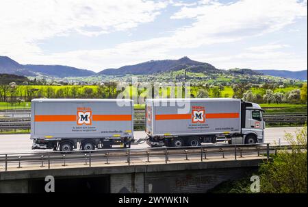 Autobahn A8, LKW bei Kirchheim an der Teck, Burg Teck. Drogeriemarktkette Müller. // 06.04.2024: Kirchheim an der Teck, Baden-Württemberg, Deutschland, Europa *** Autobahn A8, Lkw bei Kirchheim an der Teck, Burg Teck Drogeriekette Müller 06 04 2024 Kirchheim an der Teck, Baden Württemberg, Deutschland, Europa Stockfoto