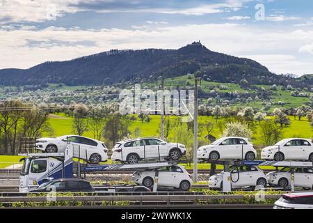 Autobahn A8, LKW bei Kirchheim an der Teck, Burg Teck. Autotransporter mit Neufahrzeugen der Marke Fiat. // 06.04.2024: Kirchheim an der Teck, Baden-Württemberg, Deutschland, Europa *** Autobahn A8, Lkw bei Kirchheim an der Teck, Burg Teck Autotransporter mit neuen Fiat Fahrzeugen 06 04 2024 Kirchheim an der Teck, Baden Württemberg, Deutschland, Europa Stockfoto