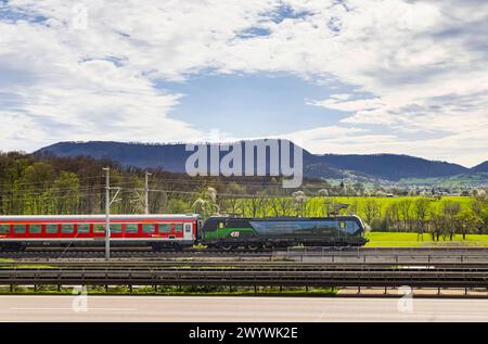 Neubaustrecke der Bahn von Wendlingen nach Ulm. Streckenabschnitt bei Kirchheim unter Teck mit Regionalzug RE200. // 06.04.2024: Kirchheim unter Teck, Baden-Württemberg, Deutschland, Europa *** Neubaustrecke von Wendlingen nach Ulm bei Kirchheim unter Teck mit Regionalzug RE200 06 04 2024 Kirchheim unter Teck, Baden Württemberg, Deutschland, Europa Stockfoto