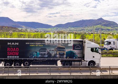 Autobahn A8, LKW bei Kirchheim an der Teck, Burg Teck. MAN Road Show. // 06.04.2024: Kirchheim an der Teck, Baden-Württemberg, Deutschland, Europa *** Autobahn A8, Lkw bei Kirchheim an der Teck, Burg Teck MAN Road Show 06 04 2024 Kirchheim an der Teck, Baden Württemberg, Deutschland, Europa Stockfoto