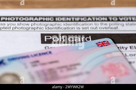 Eine offizielle Wahlkarte für Regierungswahlen und ein britischer Führerschein als Identitätsnachweis. Stockfoto