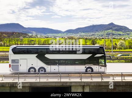 Autobahn A8, LKW bei Kirchheim an der Teck, Burg Teck. Omnibus. // 06.04.2024: Kirchheim an der Teck, Baden-Württemberg, Deutschland, Europa *** Autobahn A8, Lkw bei Kirchheim an der Teck, Schloss Teck Bus 06 04 2024 Kirchheim an der Teck, Baden Württemberg, Deutschland, Europa Stockfoto