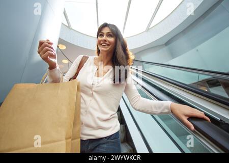 35 Frau auf Rolltreppen. Shopping auf dem Bretxa Markt. Donostia. San Sebastian. Gipuzkoa. Baskenland. Spanien. Stockfoto