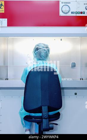 Antibiotikavorbereitung bei der Chemikerin des Krankenhauses. Stockfoto