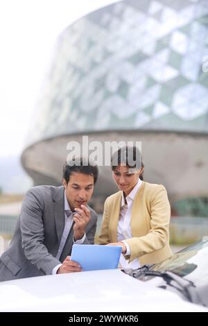 Kaufmann und Kauffrau mit Tablette Parken Business Center. San Sebastian Technology Park. Donostia. Gipuzkoa. Baskenland. Spanien. Stockfoto