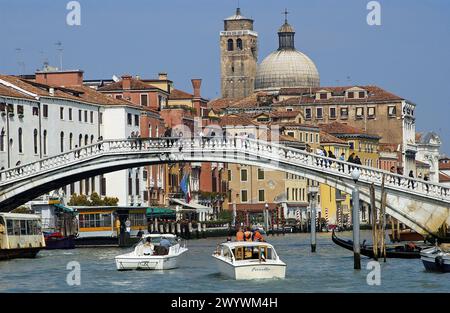 Ponte degli Scalzi, Canal Grande und Kirche San Geremia. Venedig. Veneto, Italien. Stockfoto