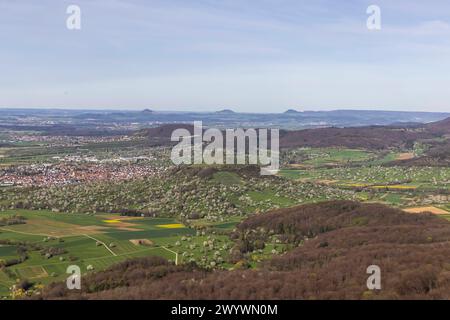 Ausblick vom Breitenstein bei Ochsenwang auf das Albvorland. Drei Kaiserberge Hohenstaufen, Rechberg und Stuifen, Zeugenberge der Schwäbischen Alb. // 08.04.2024: Bissingen an der Teck, Baden-Württemberg, Deutschland, Europa *** Blick vom Breitenstein bei Ochsenwang zum Albenvorland drei Kaiserberge Hohenstaufen, Rechberg und Stuifen, Zeugen der Schwäbischen Alb 08 04 2024 Bissingen an der Teck, Baden Württemberg, Deutschland, Europa Stockfoto