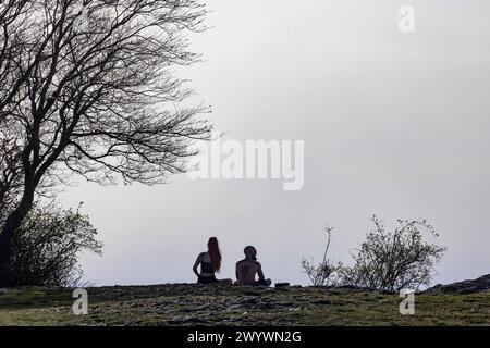 Ausblick vom Breitenstein bei Ochsenwang auf das Albvorland. // 08.04.2024: Bissingen an der Teck, Baden-Württemberg, Deutschland, Europa *** Blick von Breitenstein bei Ochsenwang zum Albvorland 08 04 2024 Bissingen an der Teck, Baden-Württemberg, Deutschland, Europa Stockfoto