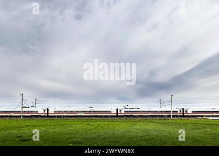 Neubaustrecke der Bahn von Wendlingen nach Ulm. Streckenabschnitt bei Kirchheim unter Teck mit ICE. // 06.04.2024: Kirchheim unter Teck, Baden-Württemberg, Deutschland, Europa *** Neubaustrecke von Wendlingen nach Ulm bei Kirchheim unter Teck mit ICE 06 04 2024 Kirchheim unter Teck, Baden-Württemberg, Deutschland, Europa Stockfoto