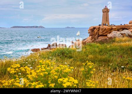 Leuchtturm Mean Ruz, Riesenfelsen an der Côte de Granit Rose (rosafarbene Granitküste), Ploumanac'h, Perros-Guirec, Bretagne, Bretagne, Bretagne, Frankreich. Stockfoto
