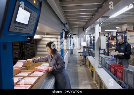 Bestellung wird vorbereitet, Bürobedarf im Laden. Guipuzcoa, Euskadi, Spanien. Stockfoto