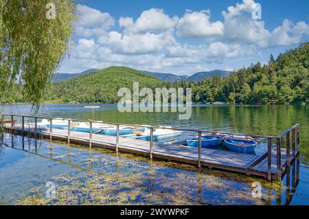 Großer Montiggler See bzw. Lago di Monticolo in der Nähe von Eppan (Eppan) und Kaltern an der Weinstraße, Südtirol, Italien Stockfoto