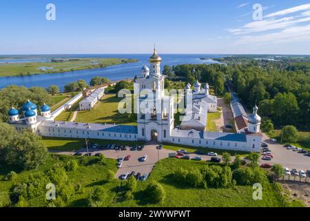 Blick von oben auf die antike St. Georges Kloster an einem sonnigen Juni-Tag. Veliky Nowgorod, Russland Stockfoto