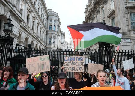 London, Großbritannien. April 2024. Jugendanforderung, eine Gruppe, die sich aus Mitgliedern von Just Stop Oil zusammensetzt, protestiert gegen ein Ende des Völkermords in Palästina. Quelle: Atlantico Press/Alamy Live News Stockfoto