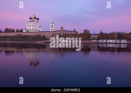 PSKOW, RUSSLAND - 13. Oktober 2018: Oktoberdämmerung auf dem Fluss Velikaya im Kreml Pskow Stockfoto