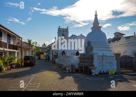 GALLE, SRI LANKA - 15. FEBRUAR 2020: Auf einer Stadtstraße am alten buddhistischen Tempel der Sri Sudharmalaya Stockfoto