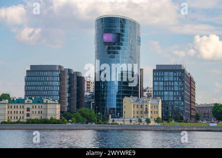 SANKT PETERSBURG, RUSSLAND - 5. JULI 2018: Das Gebäude des Hauptsitzes der Bank St. Petersburg auf dem Malookhtinskaja-Damm an einem Julitag Stockfoto