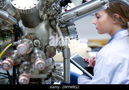 Forscher. Oberflächenspektrometer, Photoelektronenspektroskopie, Schneckenelektronenspektroskopie, AES, VG Scientific ESCAlab 200D Oberflächenanalysegeräte. Technologische Dienstleistungen für die Industrie. Tecnalia Research & Innovation, Donostia, San Sebastian, Gipuzkoa, Baskenland, Spanien. Stockfoto