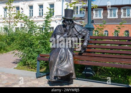 USTYUZHNA, RUSSLAND - 4. AUGUST 2022: Skulptur des russischen Klassikers N.V. Gogol sitzt auf einer Bank. Ein Fragment der plastischen Komposition der Stadt Stockfoto