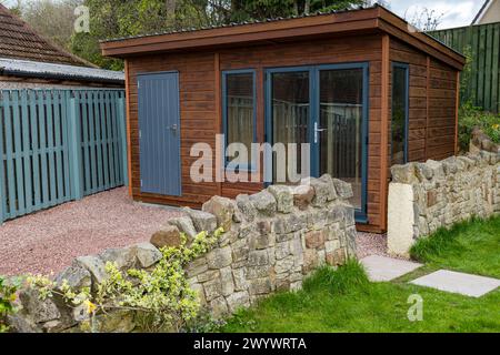 Ein Schuppen und ein Gartenzimmer oder ein Sommerhaus, neu gebaut in einer Auffahrt, Schottland, Großbritannien Stockfoto