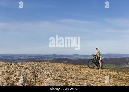 Ausblick vom Breitenstein bei Ochsenwang auf das Albvorland. Drei Kaiserberge Hohenstaufen, Rechberg und Stuifen, Zeugenberge der Schwäbischen Alb. // 08.04.2024: Bissingen an der Teck, Baden-Württemberg, Deutschland, Europa *** Blick vom Breitenstein bei Ochsenwang zum Albenvorland drei Kaiserberge Hohenstaufen, Rechberg und Stuifen, Zeugen der Schwäbischen Alb 08 04 2024 Bissingen an der Teck, Baden Württemberg, Deutschland, Europa Stockfoto