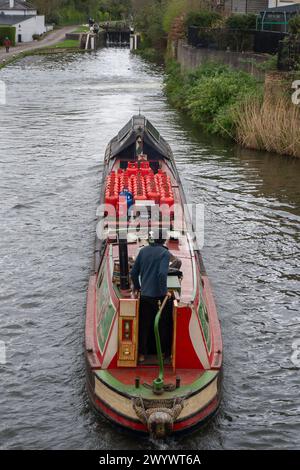 Harefield, Großbritannien. April 2024. Ein Mann, der Treibstoff von seinem Lastkahn auf dem Grand Union Canal in Harefield, Uxbridge, verkauft. Kredit: Maureen McLean/Alamy Stockfoto