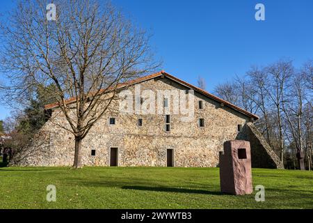 "How Proprior is the Air, Stele XII", 1990, Eduardo Chillida (1924-2002), Chillida Leku Museoa, Donostia, San Sebastian, Baskenland, Spanien. Stockfoto