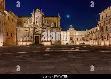 Die wunderschöne Piazza del Duomo in Lecce, Italien, bei Nacht Stockfoto