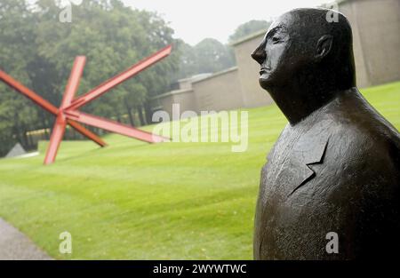 "Monsieur Jacques" (1956) von Oswald Wenckebach und K-Stück von Mark di Suvero im Hintergrund, Kröller-Müller Museumgarten, Het nationale Park de Hoge Veluwe. Gelderland, Niederlande. Stockfoto