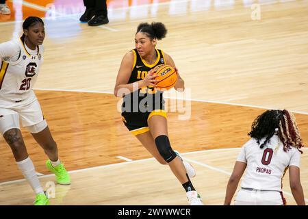 Cleveland, Ohio, USA. April 2024. Iowa Hawkeyes stürmte Hannah Stuelke #45 im letzten Spiel des NCAA Women’s Final Four Turniers im Rocket Mortgage Fieldhouse in Cleveland, Ohio. (Kindell Buchanan/Alamy Live News) Stockfoto