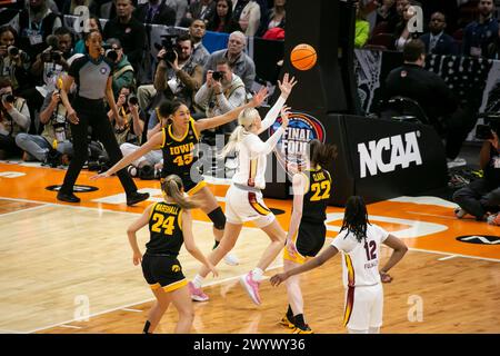 Cleveland, Ohio, USA. April 2024. South Carolina Gamecocks Stürmer Chloe Kitts #21 holt sich den Ball im letzten Spiel des NCAA Women’s Final Four Turniers im Rocket Mortgage Fieldhouse in Cleveland, Ohio. (Kindell Buchanan/Alamy Live News) Stockfoto