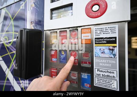 08. April 2024, Baden-Württemberg, Stuttgart: Ein Tobaccoland Zigarettenautomat. Nach eigenen Angaben betreibt das Unternehmen 85.000 Automaten und ist damit Marktführer im Verkauf von Markenzigaretten aus Automaten in Deutschland. Bisher hatte Tobaccoland rechteckige Knöpfe, auf denen die Zigarettenmarken ohne Vorwarnung zu sehen sind. Diese Warnung befindet sich nur auf einem separaten Aufkleber neben den Schaltflächen. Aus der Sicht von "Pro Rauchfrei" ist das illegal. Aus ihrer Sicht sollten alle Tasten eine Warnung haben, um den Kaufimpuls, oder, zu unterbinden Stockfoto