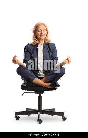 Frau sitzt auf einem Bürostuhl und übt Meditation isoliert auf weißem Hintergrund Stockfoto