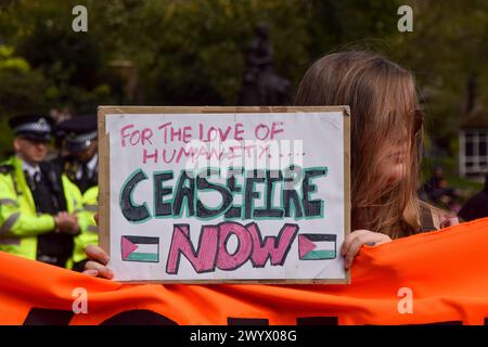 London, Großbritannien. April 2024. Jugendarbeit, eine pro-palästinensische und klimaaktivistische Gruppe, marschierte in Zentral-London und forderte ein Waffenembargo gegen Israel, während die Kämpfe in Gaza fortgesetzt werden. Die Gruppe fordert auch, dass die britische Regierung keine Öl- und Gaslizenzen mehr ausstellt. Quelle: Vuk Valcic/Alamy Live News Stockfoto