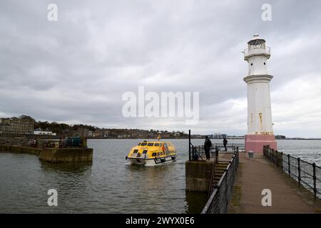 Edinburgh Schottland, Vereinigtes Königreich 8. April 2024. Ein Tender Newhaven Harbour bringt Passagiere vom Kreuzfahrtschiff AIDAdiva. Credit sst/alamy Live News Stockfoto