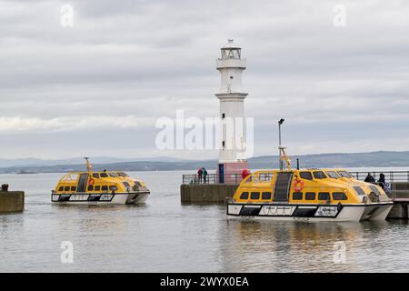 Edinburgh Schottland, Vereinigtes Königreich 8. April 2024. Ein Tender Newhaven Harbour bringt Passagiere vom Kreuzfahrtschiff AIDAdiva. Credit sst/alamy Live News Stockfoto