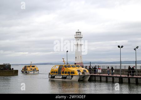 Edinburgh Schottland, Vereinigtes Königreich 8. April 2024. Ein Tender Newhaven Harbour bringt Passagiere vom Kreuzfahrtschiff AIDAdiva. Credit sst/alamy Live News Stockfoto