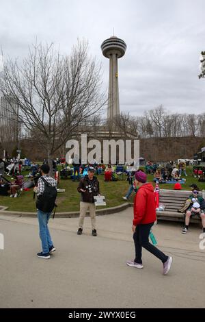 Niagarafälle, Kanada. April 2024. Der Queen Victoria Park in den Niagarafällen Ontario ist ein Treffpunkt für die Sonnenfinsternis 2024. Die Menschen beginnen sich zwei Stunden früher zu versammeln, die Niagarafälle erwarten mehr als eine Million Menschen, um an einem bewölkten Tag die Sonnenfinsternis zu sehen. Quelle: Luke Durda/Alamy Live News Stockfoto